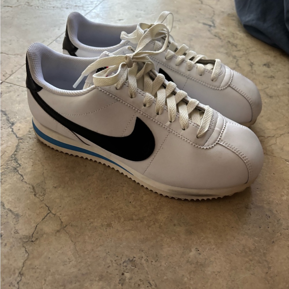Nike Men's White and Black Sneakers with Blue Stripe